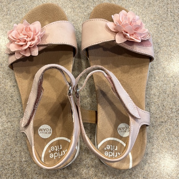 Stride Rite Girls Pink Sandals Flower - Picture 2 of 4